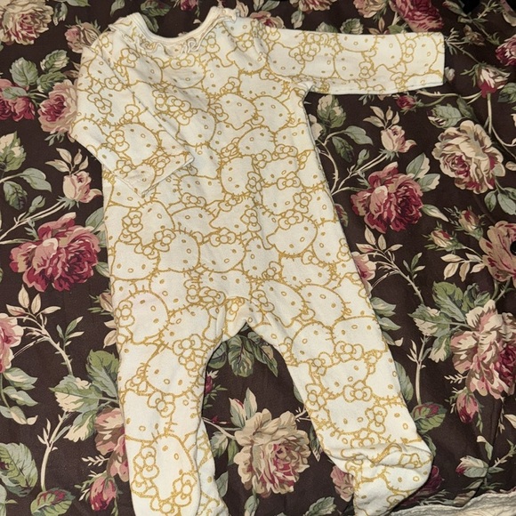 3 Month old Hello kitty Outfit for baby girl For Sale - Picture 4 of 7